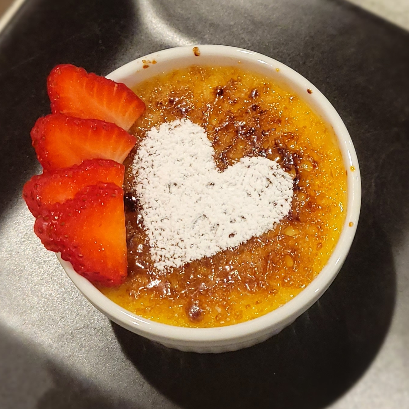 a picture of creme brulee